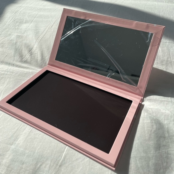 Eyeshadow Palette - Picture 3 of 3